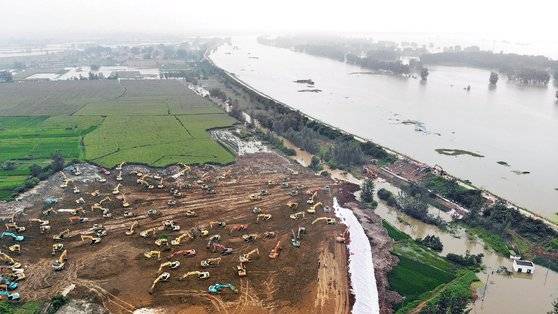 앙후이성 잉상 지역 다이자 호수 수문이 부서졌다. 포크레인이 대거 동원돼 제방을 쌓고 있다. [신화=연합뉴스]
