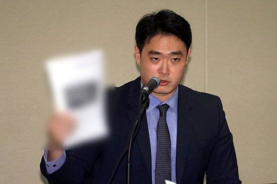 골프장 갑질 논란에 휩싸인 배우 박수인 측의 하유준 변호사가 30일 서울 여의도 63컨벤션센터에서 열린 기자회견에서 한 언론의 기사를 들어보이고 있다. 뉴시스