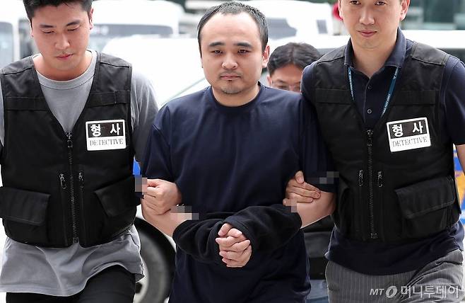 '한강 토막살인' 피의자 장대호(39) 씨가 21일 오후 경기 고양시 덕양구 화정동 경기 고양경찰서에서 조사를 받기 위해 들어서고 있다.장씨는 지난 8일 오전 자신이 일하는 서울시 구로구 모텔에서 투숙객(32)와 다툼을 벌이고 살해한 혐의로 구속됐다. 장씨는 시신을 훼손해 한강에 유기한 혐의도 받는다. / 사진=김창현 기자 chmt@