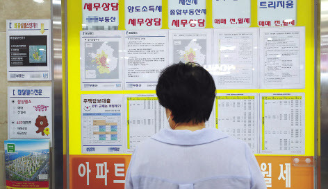 지난 29일 서울 송파구의 한 상가 부동산 중개업소에 매물 정보 대신 부동산 규제 관련 안내문이 붙어 있다. [연합]