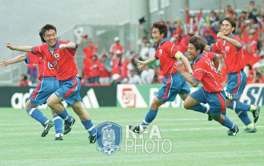 ▲ 1998 프랑스월드컵 멕시코전에서 하석주가 선제골을 넣고 동유상철-고종수-김태영(이상 왼쪽부터) 등 동료들과 함께 기뻐하고 있다. ⓒ대한축구협회
