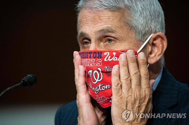 미국 상원 청문회에서 마스크 고쳐 쓰는 파우치 소장 (워싱턴 AFP=연합뉴스) 앤서니 파우치 미국 국립보건원 산하 알레르기·전염병연구소(NIAID) 소장이 지난달 30일(현지시간) 워싱턴DC 의회 의사당에서 열린 상원 청문회 도중 마스크를 고쳐 쓰고 있다. sungok@yna.co.kr
