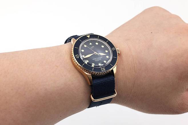 다이버 시계의 특징들을 모두 담았다.