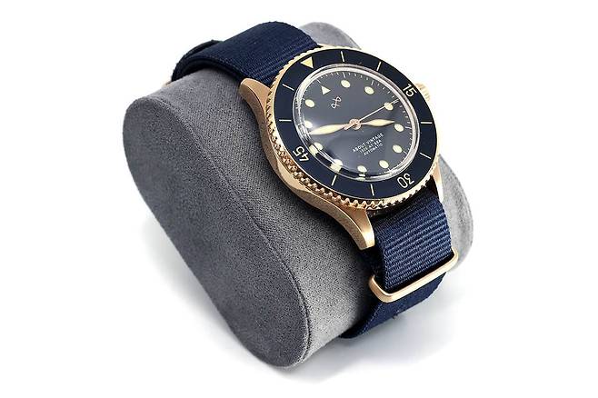 3가지 색상의 다이버 시계를 각 999개씩 판매하는 독특한 방식을 택했다.