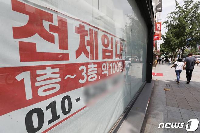 (서울=뉴스1) 민경석 기자 = 국회가 30일 본회의를 열고 상가건물임대차보호법 일부개정법률안을 통과시켰다.  이번 개정안은 상가건물임대차분쟁조정위원회를 한국토지주택공사 및 한국감정원의 지사 또는 사무소에 설치하도록 하고, 임대차 보증금액과 최우선변제 대상 등을 심의하기 위해 법무부에 상가건물임대차위원회를 설치하는 내용을 담았다.  한편 이번 개정안은 법안 처리에 반대한 미래통합당 의원들이 다수 퇴장하며 표결에 불참한 가운데 의결됐다.  30일 서울 종로구 종로3가 일대의 일부 상가건물 공실에 임대문의 현수막이 붙어 있다. 2020.7.30/뉴스1