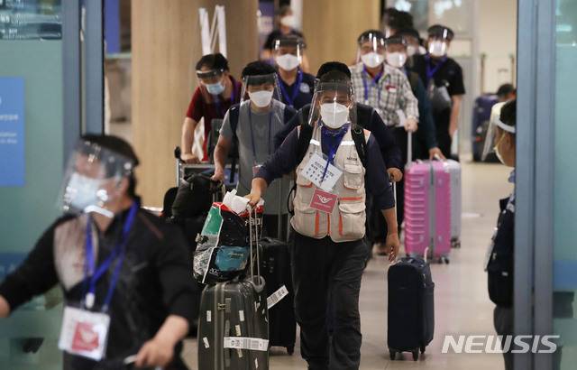 [인천공항=뉴시스] 박미소 기자 = 이라크 건설 현장 파견 근로자들이 31일 오전 인천국제공항 1터미널을 통해 귀국하고 있다. 2020.07.31.  misocamera@newsis.com