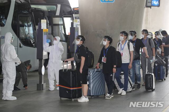 [인천공항=뉴시스] 박미소 기자 = 이라크 건설 현장 파견 근로자들이 31일 오전 인천국제공항 1터미널을 통해 귀국한 후 버스에 탑승하고 있다. 2020.07.31.  misocamera@newsis.com