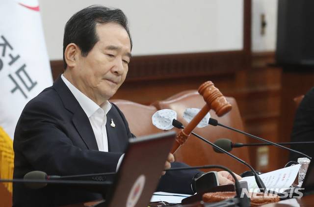 [서울=뉴시스]김명원 기자 = 정세균 국무총리가 31일 서울 종로구 정부서울청사에서 열린 임시 국무회의를 주재하고 있다. 2020.07.31. kmx1105@newsis.com