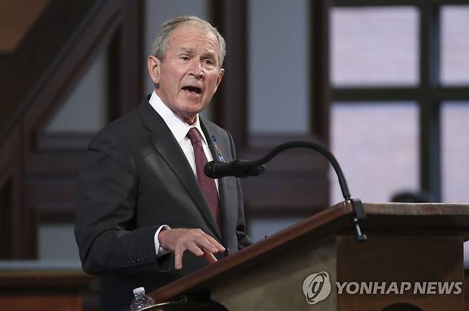 '흑인 인권운동' 루이스 의원 추모하는 부시 전 미국 대통령 (애틀랜타 AFP=연합뉴스) 조지 W. 부시 전 미국 대통령이 30일(현지시간) 조지아주 애틀랜타의 주 의사당에서 열린 흑인 인권운동 지도자 고(故) 존 루이스 의원의 장례식에서 고인을 추모하고 있다. 루이스 의원은 80세를 일기로 지난 17일 타계했다. sungok@yna.co.kr