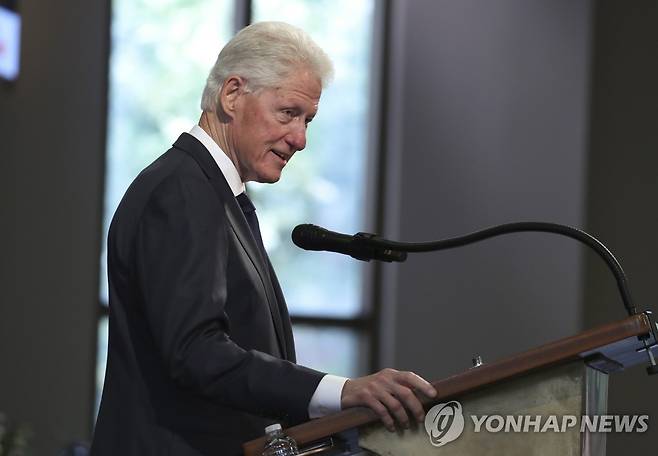 '흑인 인권운동' 루이스 의원 추모하는 클린턴 (애틀랜타 EPA=연합뉴스) 빌 클린턴 전 미국 대통령이 30일(현지시간) 조지아주 애틀랜타의 에버니저 침례교회에서 열린 흑인 인권운동 지도자 고(故) 존 루이스 하원의원의 추도식에서 고인을 추모하고 있다. sungok@yna.co.kr