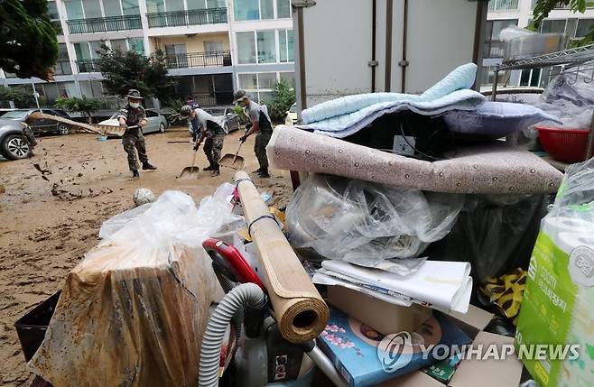 복구 작업에 투입된 군 장병 (대전=연합뉴스) 김준범 기자 = 31일 오전 대전시 서구 정림동 코스모스아파트에서 군 장병이 복구 작업을 하고 있다. 전날 내린 20년 만의 기록적 폭우에 이 아파트 235세대 가운데 D동과 E동 1층 28세대가 침수되는 등 피해가 속출했다. 2020.7.31 psykims@yna.co.kr