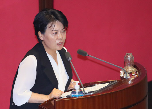 미래통합당 윤희숙 의원이 지난 30일 국회 본회의에서 임대차법에 대해 반대하는 발언하고 있다. [사진=연합뉴스]