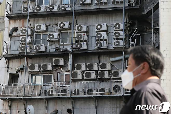 서울 시내의 한 건물 외벽에 에어컨 실외기가 바쁘게 돌아가고 있다. 한국전력거래소 전력통계정보시스템(EPSIS)에 따르면 6월9일 오후 5시 기준(오후 4~5시 평균) 최대 전력 수요가 7만3880㎿를 기록했다. 2020.6.11/뉴스1 © News1 임세영 기자