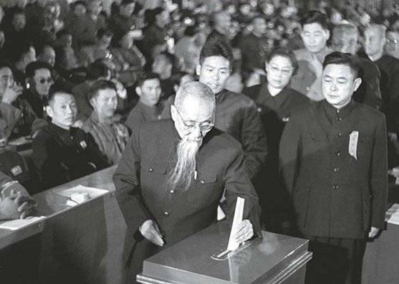 1954년 9월 27일 전인대 1차 회의에서 투표하는 천수퉁. 대표들은 무기명 투표에서 천수퉁을 상무부위원장으로 선출했다. [사진 김명호]
