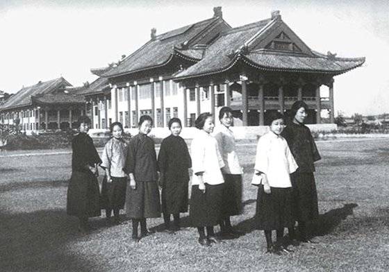 1923년 9월, 신축교사 앞에서 포즈를 취한 진링여자대학 신입생. 우이팡은 5년 후 교장으로 부임했다. [사진 김명호]