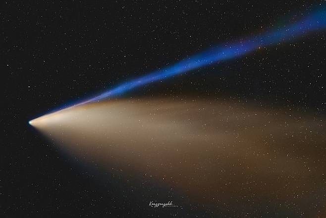 네오와이즈 혜성. 푸른 이온 꼬리가 선명히 보인다. 7월 18일 봉화에서 촬영.(사진/공양식)