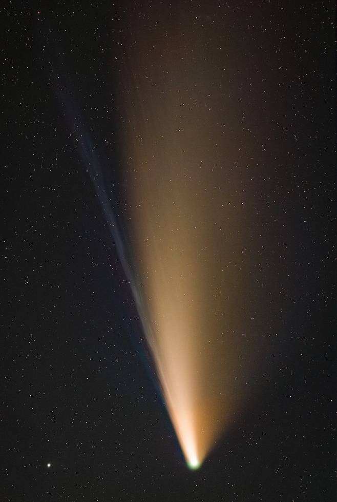 평창 청옥산에서 찍은 네오와이즈 혜성. 코마에 초록빛이 보인다.(사진/박진우)