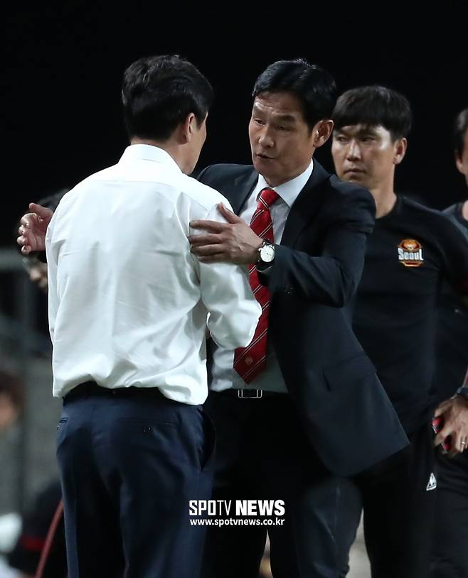 ▲ FC서울 최용수 전 감독(가운데)과 수원 삼성 이임생 전 감독(등을 보이는 사람)은 기간 차이를 두고 사임했다. ⓒ한희재 기자