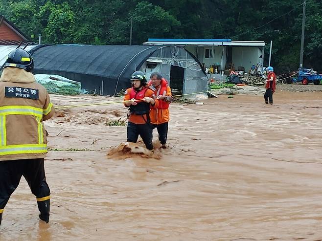 2일 충북 단양에서 소방대원이 폭우로 불어난 물 때문에 갇힌 주민을 구조하고 있다. 충북소방본부 제공