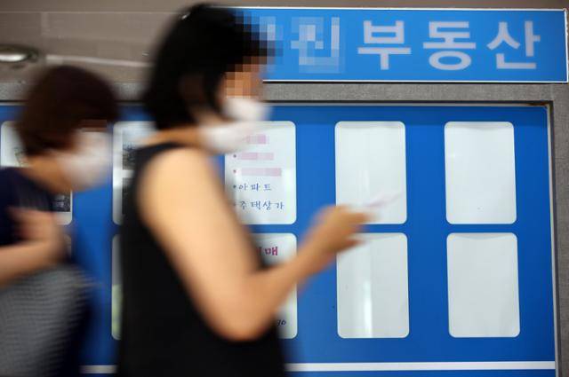 '임대차 3법'이 국회 상임위원회를 통과한 가운데 서울을 중심으로 전셋값 폭등 및 전세 품귀 현상이 광범위하게 나타나고 있는 30일 오전 서울 송파구의 한 상가 부동산중개업소의 매물 정보란이 비어 있다. 연합뉴스