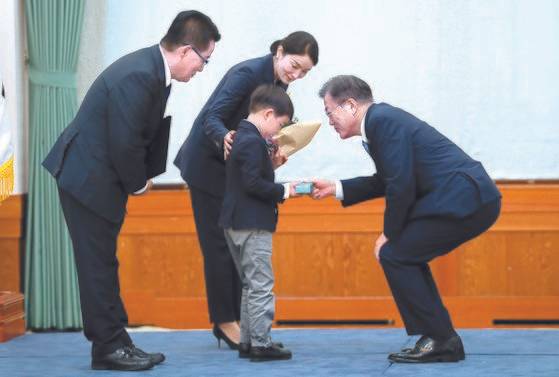 신임 통일부 장관, 국가정보원장 및 경찰청장 임명장 수여식이 7월 29일 청와대에서 열렸다. 문재인 대통령이 박지원 국정원장에게 임명장을 수여한 뒤 함께 온 손자 주현군에게 선물을 주고 있다. 청와대사진기자단=중앙일보 김성룡 기자