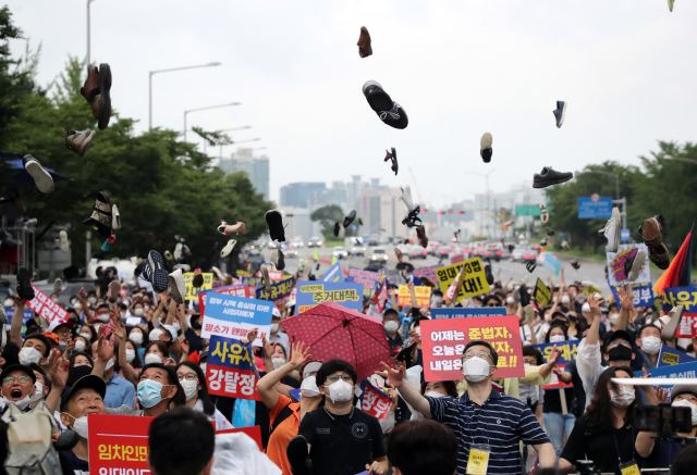 617규제소급적용 피해자모임, 임대사업자협회 추인위원회 등 부동산 관련단체 회원들이 1일 서울 영등포구 여의도에서 열린 정부 부동산 규제에 반대하는 집회에서 신발투척 퍼포먼스를 하고 있다. 연합뉴스