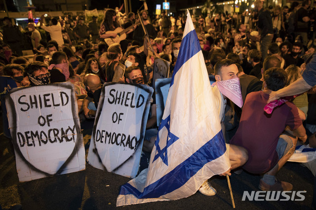 [예루살렘= AP/뉴시스] 1일 밤(현지시간) 예루살렘 도심 거리를 막고 경찰과 대치하고 있는 반 네타냐후 시위대.
