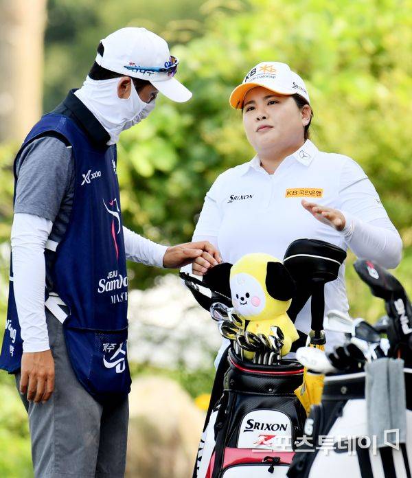 최종라운드 출발 전 손을 살포시 잡고.