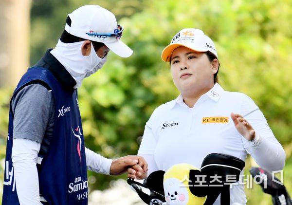 손잡은 박인비와 남편.