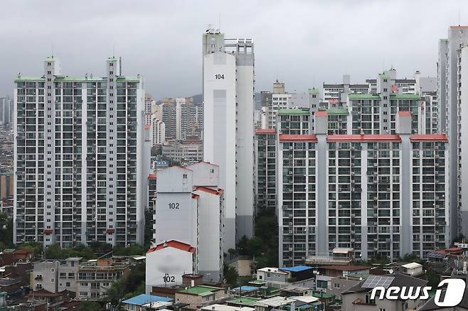 이날 서울 시내의 아파트 단지 모습. 2020.8.2/뉴스1 © News1 임세영 기자