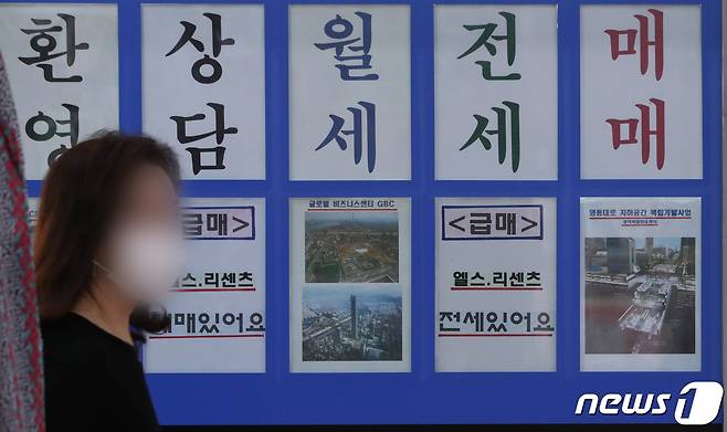 계약갱신청구권제와 전월세상한제를 도입하는 '주택임대차보호법' 개정안이 국회 본회의를 통과한 30일 서울 송파구 한 부동산중계업소에 '전세와 월세 상담' 문구가 붙어 있다.  2020.7.30/뉴스1 © News1 송원영 기자