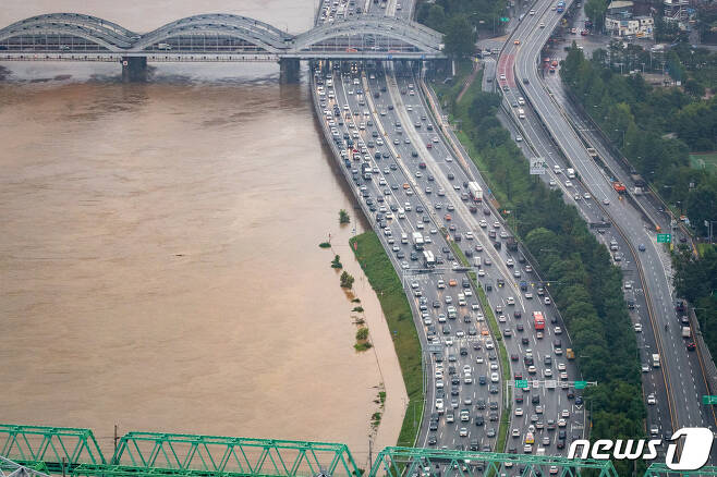 3일 중부지방에 집중되고 있는 폭우로 서울 여의도 63아트에서 바라본 한강이 흙탕물로 변해 있다.  2020.8.3/뉴스1 © News1 유승관 기자