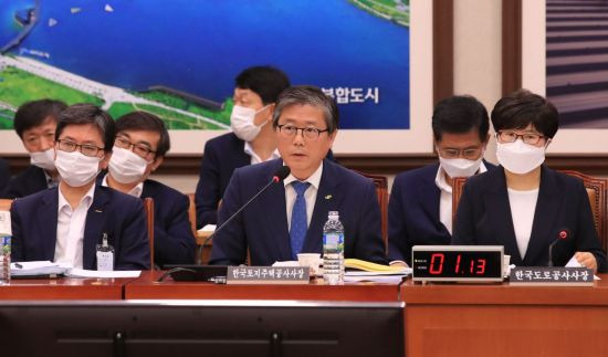 변창흠 한국토지주택공사 사장이 3일 국회 국토교통위원회 전체회의에서 질의에 답하고 있다. (사진=연합뉴스)