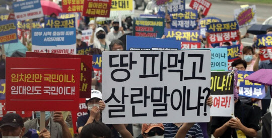 지난 1일 서울 여의도에서 617규제소급적용 피해자모임, 임대사업자협회 추인위원회 등 부동산 관련단체 회원들이 정부의 부동산 규제에 반대하는 집회를 열고 임대차 3법 반대 등의 구호를 외치고 있다.



연합뉴스