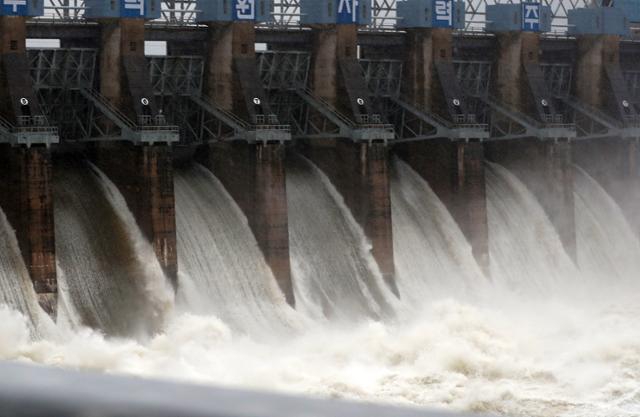3일 장마전선의 영향으로 강원지역에 최고 200㎜가 넘는 폭우가 내리자 춘천댐이 수문 10개를 21ｍ 높이로 열고 초당 2,370톤의 물을 방류하고 있다. 연합뉴스