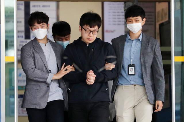 텔레그램 성착취 '박사방' 조주빈의 범행을 도운 혐의를 받고 있는 남경읍이 지난달 15일 오전 서울 종로경찰서에서 서울중앙지검으로 송치되고 있다. 뉴시스