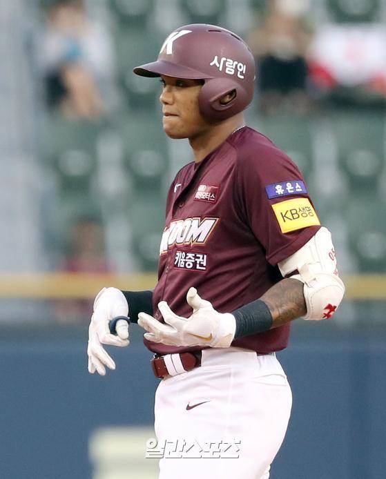 지난달 30일 열린 두산과 키움의 경기. 러셀이 3회말 1타점 좌중간 2루타를 날리고 기타를 치듯 환호하고있다. 잠실=정시종 기자