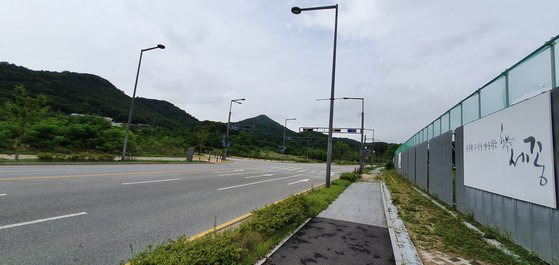 세종 총리공관(왼쪽) 뒷쪽에는 청와대 후보지, 오른쪽에는 국회 후보지가 공터로 남아 있다. 장세정 기자