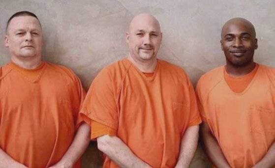 목숨을 잃을 뻔한 교도관의 생명을 구한 세 명의 죄수들. [폭스뉴스]