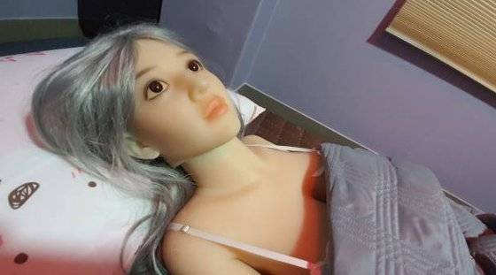 서초구에 위치한 한 리얼돌 체험방을 방문해 직원 안내에 따라 개별 방에 들어가니 인형이 이불을 덮고 누워있었다.