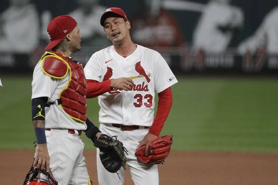 지난달 25일 피츠버그와 개막전에서 포수 야디에르 몰리나와 이야기 나누고 있는 김광현. [AP=연합뉴스]