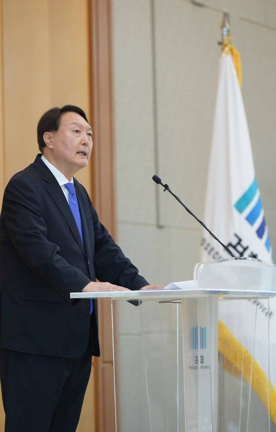 윤석열 검찰총장이 3일 오후 서울 서초동 대검찰청에서 열린 신임검사 신고식에서 연설하고 있다. [연합뉴스]