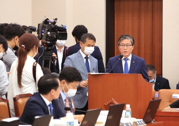 변창흠 한국토지주택공사 사장이 3일 국회 국토교통위원회 전체회의에서 업무 보고를 하고 있다. 2020.8.3 [사진=연합뉴스]