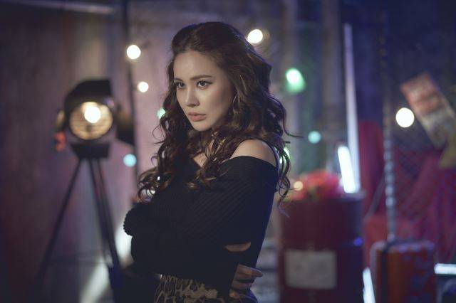 가수 겸 배우 아이비가 올해 뮤지컬 데뷔 10주년을 맞았다. 사진은 뮤지컬 '렌트'에서 미미 역을 맡은 아이비의 모습. 신시컴퍼니 제공