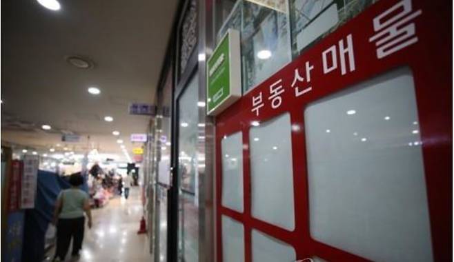임대차 3법의 전격 시행으로 전세매물이 품귀 현상을 보이면서 서울 강남권 부동산중개업소의 매물 정보란이 텅비어 있다. [연합]