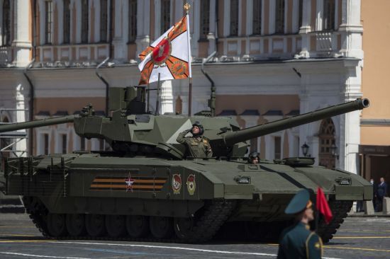 지난 6월24일(현지시간) 러시아 모스크바에서 열린 제2차대전 승전기념일 75주년 군사퍼레이드에 등장한 아르마타 전차의 모습 [이미지출처=EPA연합뉴스]