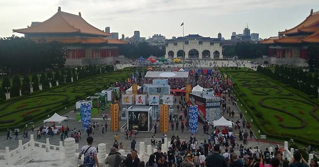 1980년 세워진 중정기념당은 장제스를 기념하는 가장 대표적인 기억공간으로 타이베이시 중심부에 자리해 있다. 지난해 4월5일 중정기념당 본당 앞에서 장제스 44주기를 추모하는 기념행사가 열리고 있다.  정헌주 교수 제공