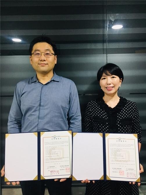 지난 7월 26일 경기대학교 평생교육원 나정숙 주임교수와 고릴라 F&D 박재근 이사가 협약을 진행했다.