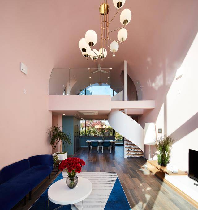 2층집인 '볼트하우스'는 나선형 계단이 둥글게 말려 올라간다. 김용관 건축사진작가