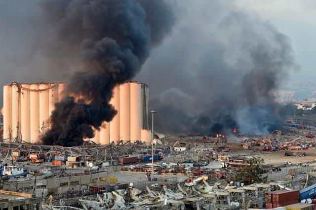 4일 레바논 베이루트 항구에서 폭발로 인한 검은 연기가 치솟고 있다. 베이루트=EPA 연밥뉴스